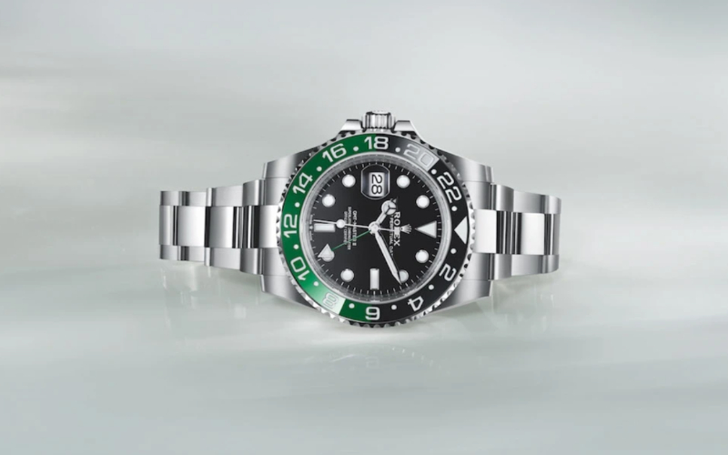 至於配色上，GMT-Master 曾經推出藍黑、藍紅及黑棕雙圈配色，今年則首度推出綠黑配色！ GMT-Master II 特別使用勞力士的綠色作為第二地時間指針的配色，結合綠黑雙色一體成型 Cerac